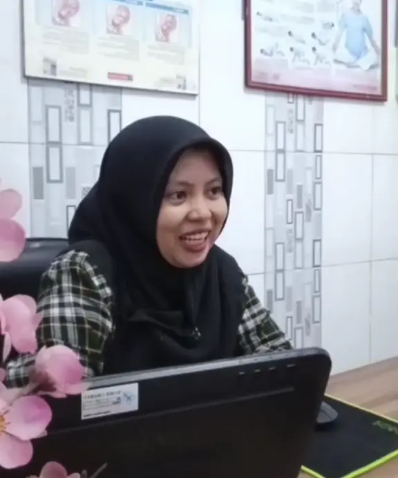 Bidan Klinik Linawati di ruang konsultasi