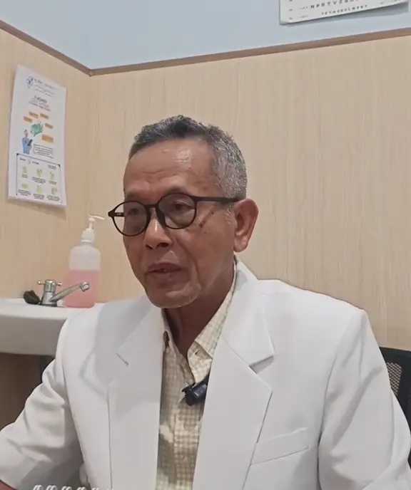 Dokter Klinik Linawati di ruang periksa
