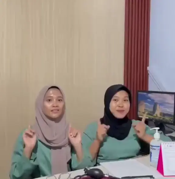 Petugas di meja pendaftaran