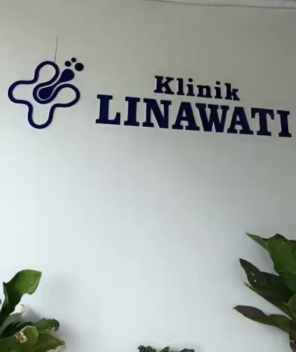 Ruang tunggu dengan papan nama Klinik Linawati